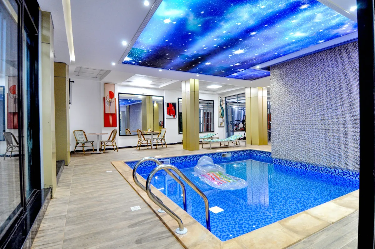 Piscine intérieure chauffée et ciel étoilé
